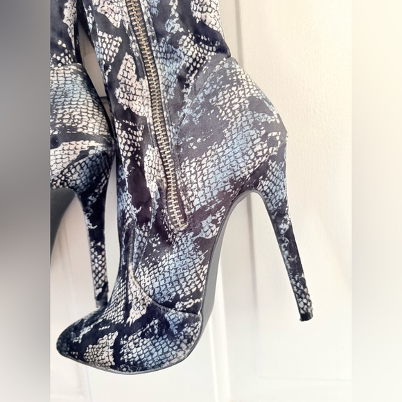 Shoedazzle Blue Black Snakeskin Velvet Stretch Boots Size 9.5 - Picture 15 of 16